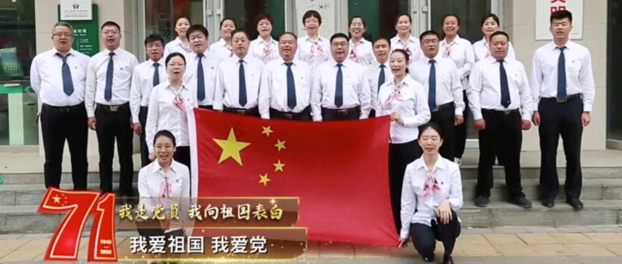 我女朋友前同事晚上来给她送吃的，说上楼上厕所，就不走了，刚好我给她打电话，她不敢反抗就和他睡了！